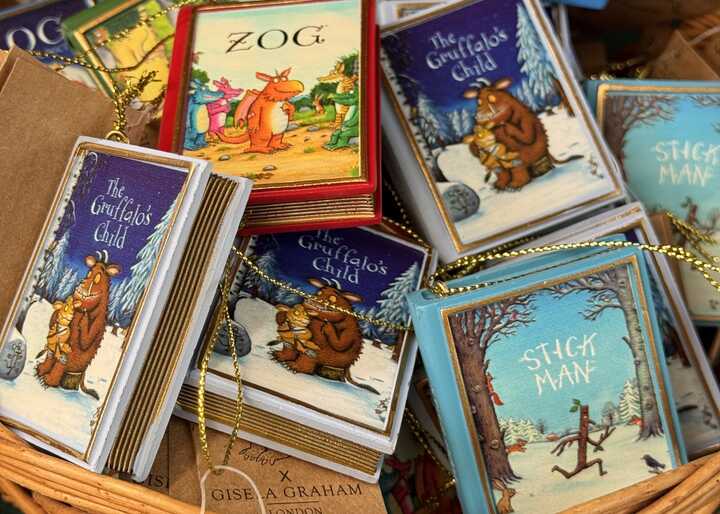 swan sculpture by leading contemporary sculptor simon gudgeon